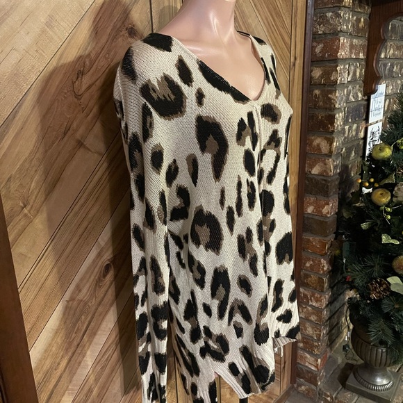 By Together Collection Women’s Oversized Medium Leopard Print V-Neck Sweater - Picture 4 of 8